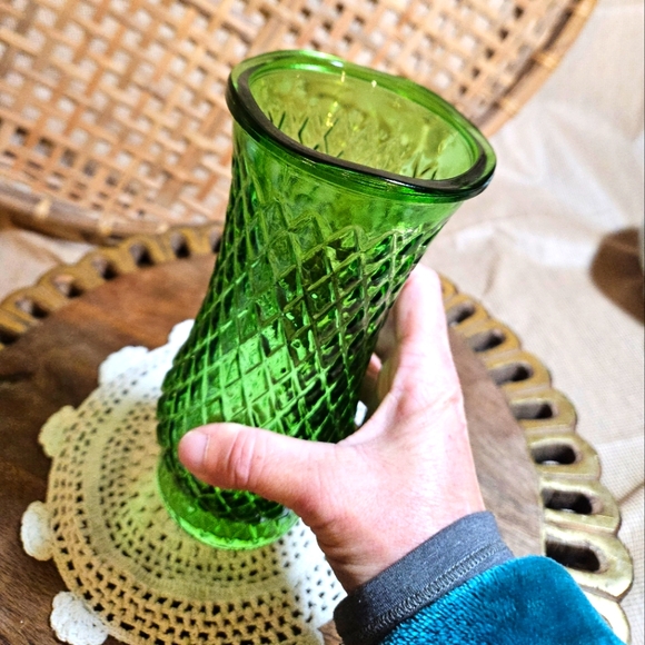 VTG CFG Diamond Pattern Emerald Green Glass Vase - Picture 10 of 13